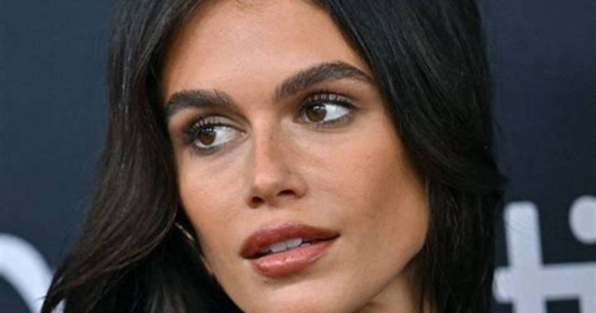 Inside the Look: Breakdown of Kaia Gerber’s Viral Buttoned-up Trench Coat Outfit