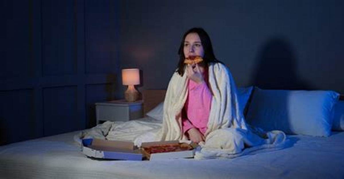 Is Snacking Before Bed Truly Bad for You? Dietitians Debunk Midnight Food Myths
